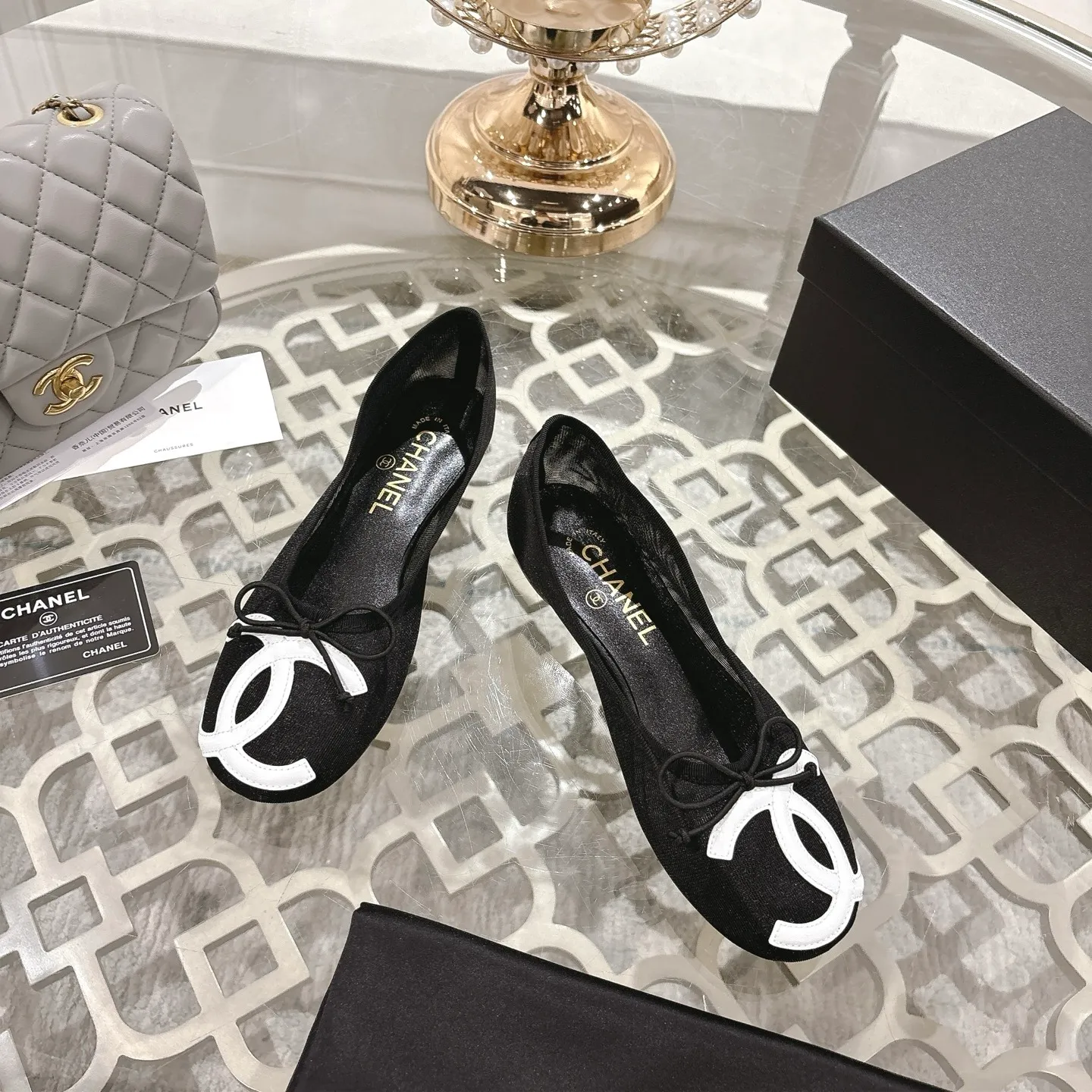👟👟Ex-factory price 520👟👟 Mesh [purchase-level quality] CHANEL Xiaoxiang 25/A new summer bow-tie shoes 💃 This pair of "dancing shoes" is really breathtakingly beautiful! Made of cowhide fabric + exquisite electric embroidery, every detail exudes a sense of high-end ~ classic bow design, Italian genuine leather sole, comfortable and elegant on the feet, a perfect must-have for fairies!  🌟 All counters are from the same source! All materials are customized according to the original 1:1, and are developed and patterned from genuine products. The quality is absolutely assured ~ a classic that must be bought every year, a versatile artifact that looks great whether paired with skirts or jeans!  💖 The perfect finishing touch for summer outfits, sisters, just do it! 👉 Fabric: Imported sheepskin Lining: Imported sheepskin Outsole: Private molded outsole Size: 35-40